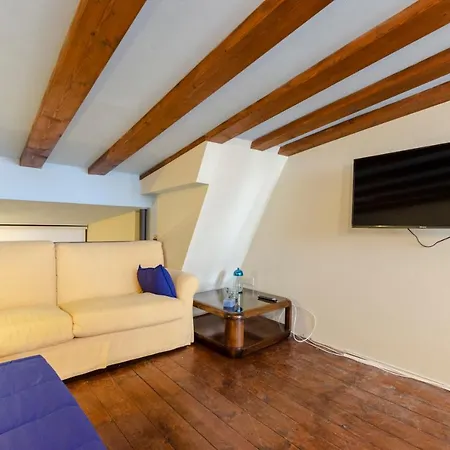Joivy Saracens Tower In Center Apartment